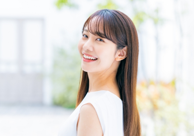 振り向女性