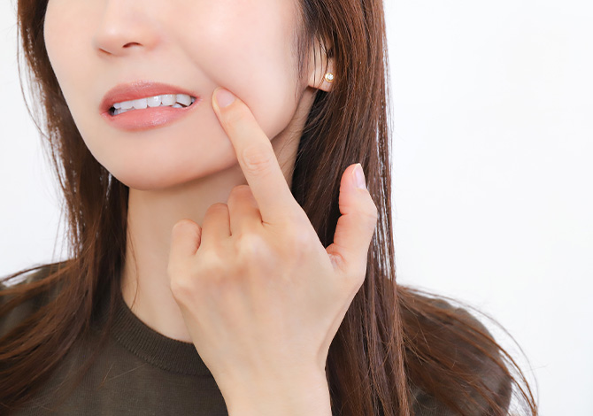 歯に悩む女性