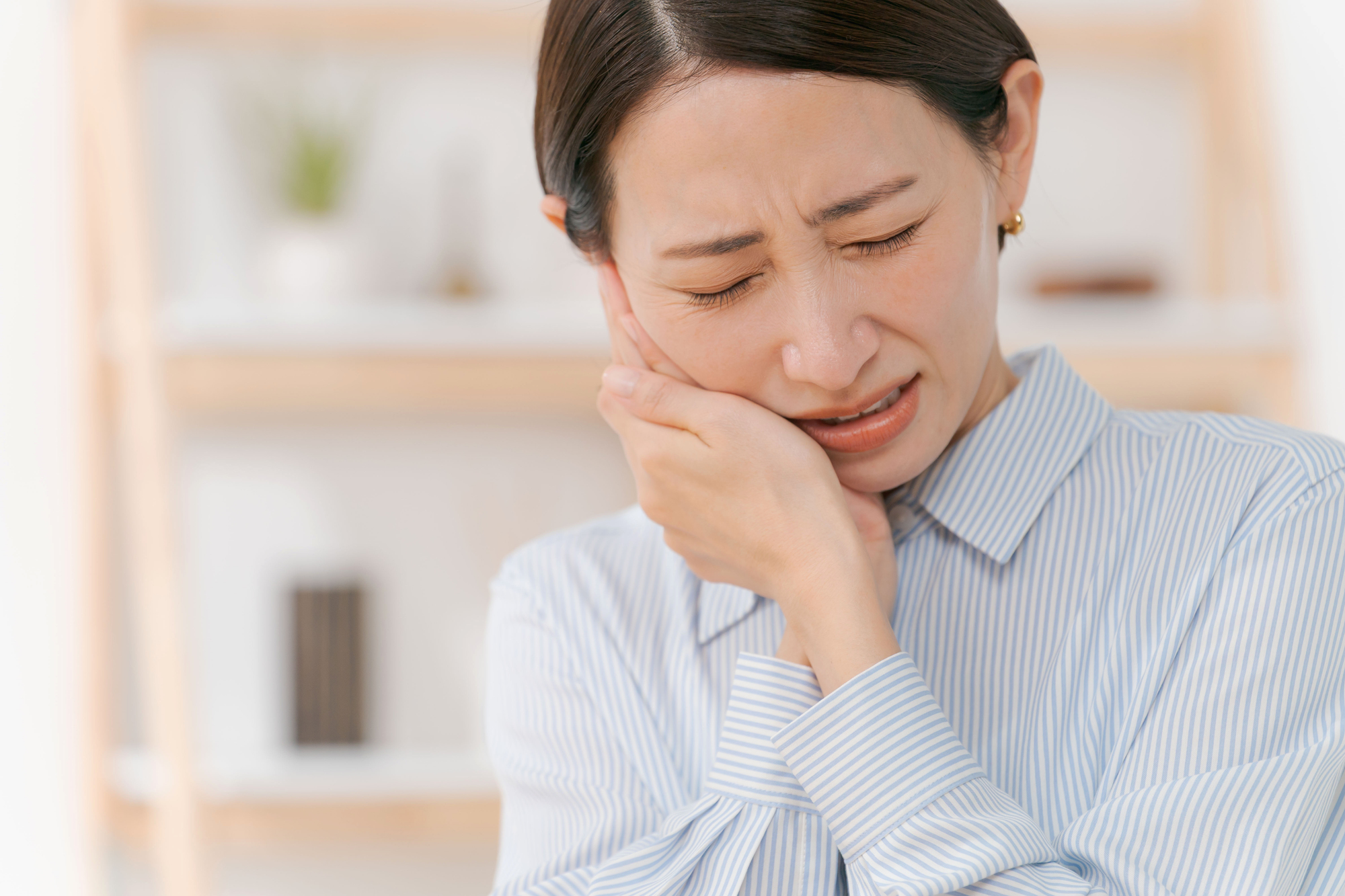 歯が痛む女性