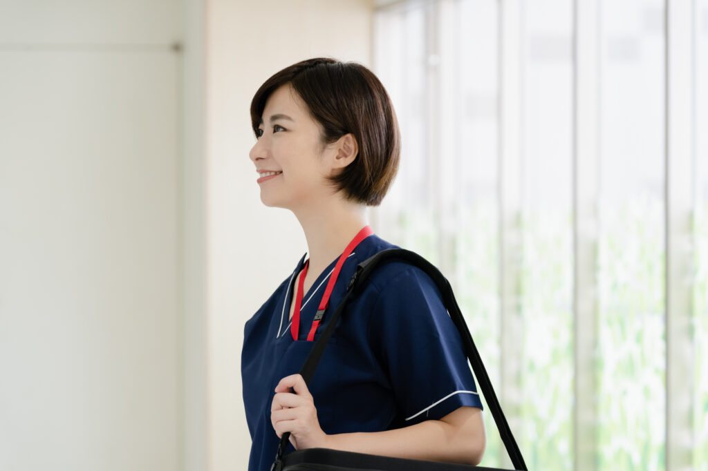 患者のご自宅や施設へ訪問に向かう医療スタッフ(歯科医師・歯科衛生士)の横顔写真。