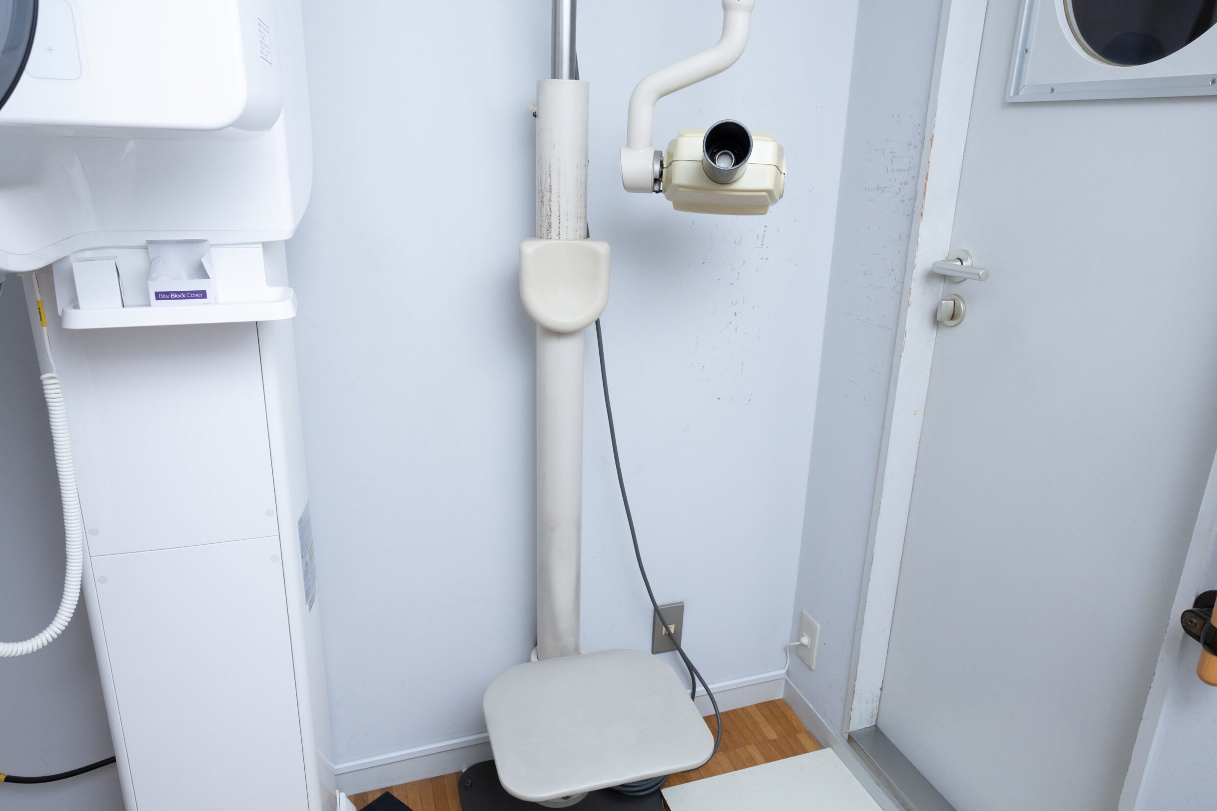 レントゲン室に設置された、低被ばくで歯や顎の骨の内部まで精密に撮影できるデジタルレントゲン撮影装置の設置風景写真。