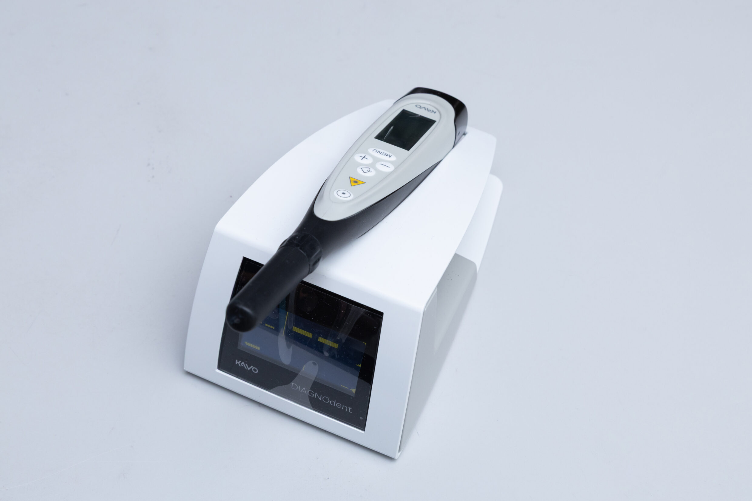 KaVo社製のペン型レーザー虫歯測定器「ダイアグノデント(DIAGNOdent)」。レーザー光で虫歯の進行度を数値測定し、歯を無駄に削らない診断を行うための機器画像。